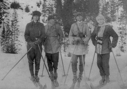 Major Mociulschi amongst his NCOs