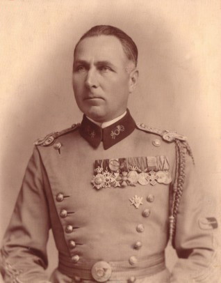 Fotografia generalului Mociulschi in uniforma de ceremonie - Arhivele Militare